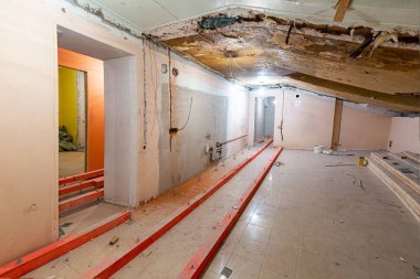 Daire veya oda yapım, tadilat, yenileme, elden geçirme, uzatma, restorasyon ve yeniden yapılanma aşamasında. Toplam ev iyileştirmesi kavramı.