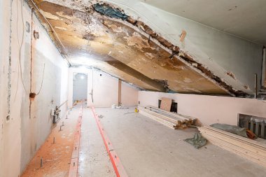 Daire veya oda yapım, tadilat, yenileme, elden geçirme, uzatma, restorasyon ve yeniden yapılanma aşamasında. Toplam ev iyileştirmesi kavramı.