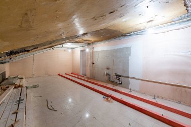 Daire veya oda yapım, tadilat, yenileme, elden geçirme, uzatma, restorasyon ve yeniden yapılanma aşamasında. Toplam ev iyileştirmesi kavramı.