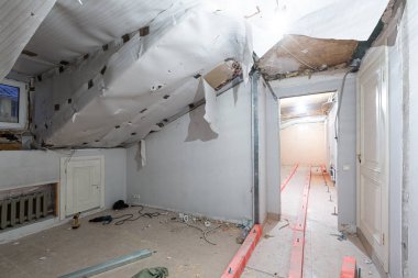 Daire veya oda yapım, tadilat, yenileme, elden geçirme, uzatma, restorasyon ve yeniden yapılanma aşamasında. Toplam ev iyileştirmesi kavramı.