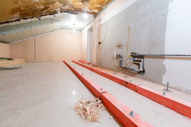 Daire veya oda yapım, tadilat, yenileme, elden geçirme, uzatma, restorasyon ve yeniden yapılanma aşamasında. Toplam ev iyileştirmesi kavramı.