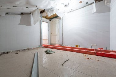 Daire veya oda yapım, tadilat, yenileme, elden geçirme, uzatma, restorasyon ve yeniden yapılanma aşamasında. Toplam ev iyileştirmesi kavramı.