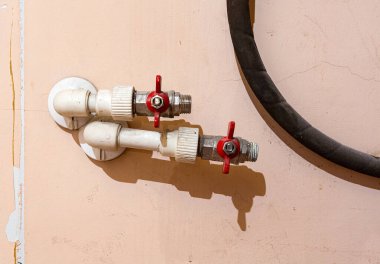 İnşaat, tadilat, yenileme, yenileme, yenileme, uzatma, restorasyon ve yeniden yapılanma aşamasındaki dairede plastik boru tesisatı ve kanalizasyon. Toplam ev iyileştirmesi kavramı