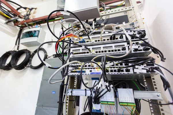 Dentro de la típica estación básica moderna de equipos de comunicaciones y bights de cables ópticos o fibras en la pared —  Fotos de Stock