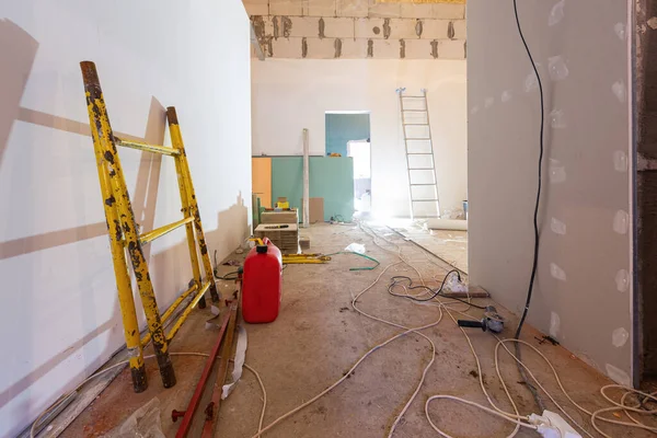 El proceso de trabajo de instalación de placas de yeso o paneles de yeso para la fabricación de paredes de yeso en el apartamento está en construcción, remodelación, renovación, extensión, restauración y reconstrucción. Concepto de hogar — Foto de Stock