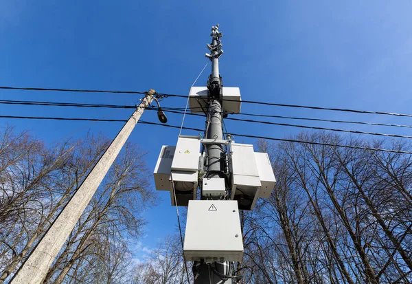 Tour de télécommunication avec équipement à micro-ondes, antennes de panneau radio, unités radio à distance extérieures, câbles d'alimentation, câbles coaxiaux, fibres optiques, armoires anti-vandalisme climatiques sont installés sur le mât — Photo