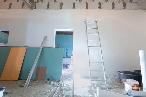 目前正在建设、改造、翻新、扩建、恢复和重建公寓石膏墙的石膏板或干墙的安装工作。家庭的概念 — 图库照片