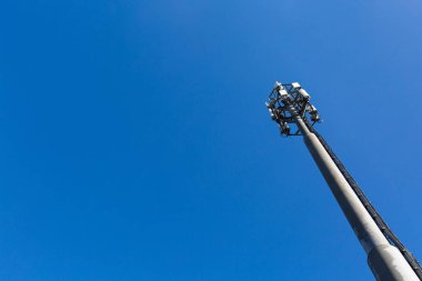 Telekomünikasyon kulesi mikrodalga ekipmanları, radyo panel antenleri, açık hava radyo birimleri, güç kabloları, eş eksenli kablolar, optik fiberler, iklime duyarlı vandal geçirmez dolaplar direğe monte edildi