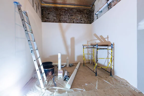 Рабочий процесс установки гипсокартона или гипсокартона для изготовления гипсокартонных стен в квартире строится, реконструируется, ремонтируется, расширяется, реставрируется и реконструируется. Концепция дома — стоковое фото