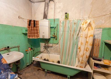 Yıkıma hazır apartmandaki eski ve kirli banyo mültecilerin geçici yaşam ve yaşam süresinin kalacağı yerdir.