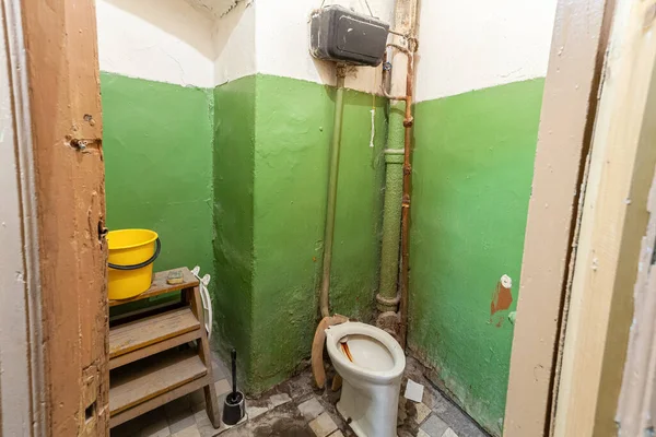 Старый и грязный туалет в квартире, которая готова к сносу - это место для беженцев на временный период жизни и существования  . — стоковое фото