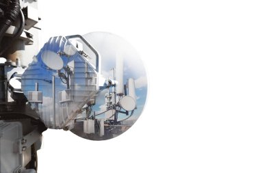 Telekomünikasyon veri ekipmanlarının kolajı mikrodalga radyo antenleri, açık hava radyo birimleri, güç kabloları, eş eksenli kablolar, optik fiberler ve beyaz arkaplan