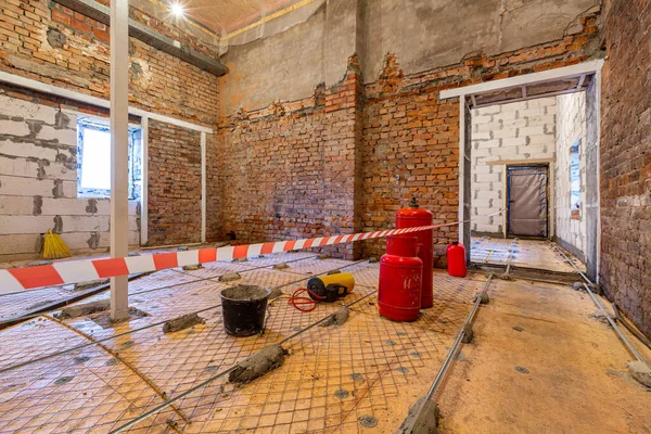 Working process of building house with wall made from foamed concrete blocks and floor prerared for pouring by cement. Concept of construction, remodeling, renovation, extension, restoration and — Stock Photo, Image