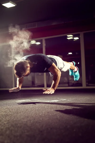 Athlete doing extreme push ups. — Stock Photo, Image