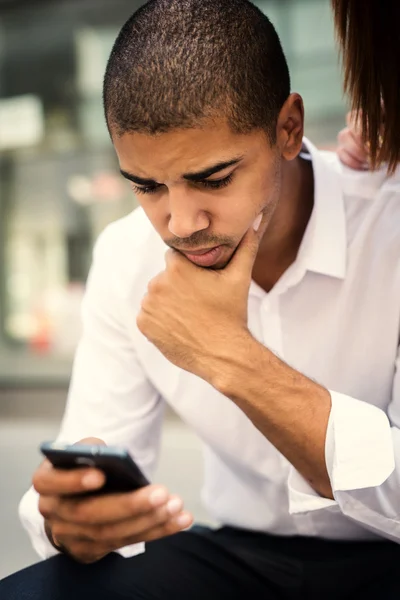 Geschäftsmann schaut auf sein Smartphone — Stockfoto