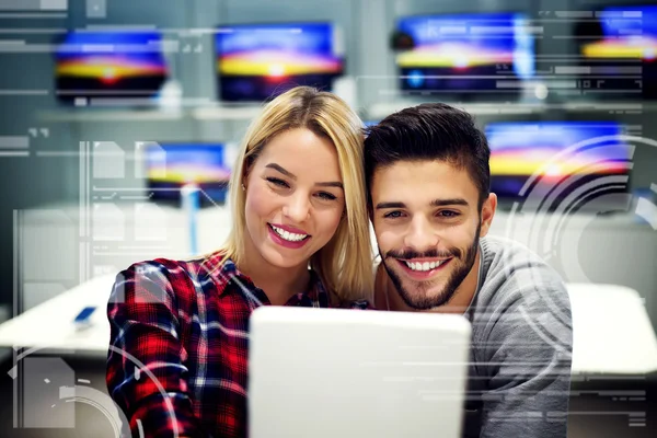 Junges Paar im Elektronikmarkt — Stockfoto