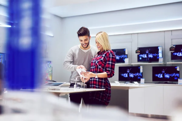 Mladý pár v obchodě s elektronikou — Stock fotografie