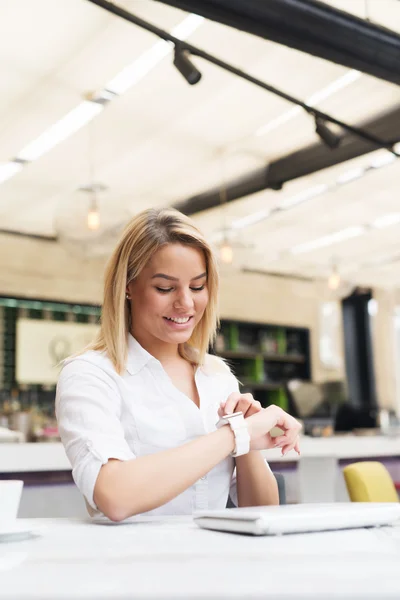 Mulher jovem com Smartwatch — Fotografia de Stock