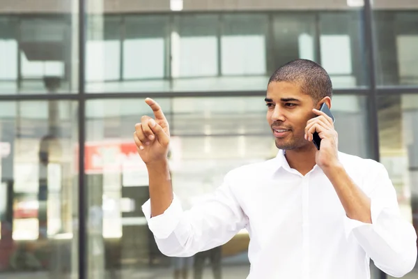 Businessman talking on mobile phone — Stock Photo, Image