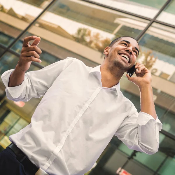 Geschäftsmann telefoniert mit dem Handy — Stockfoto