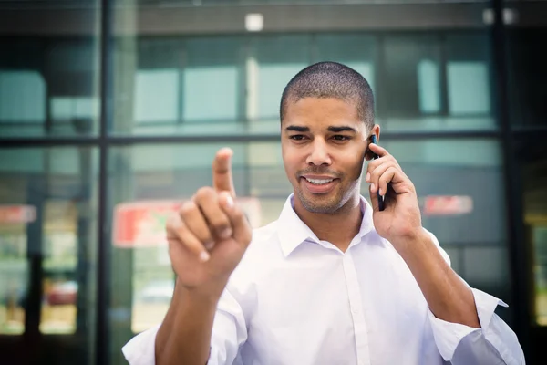 Geschäftsmann telefoniert mit dem Handy — Stockfoto