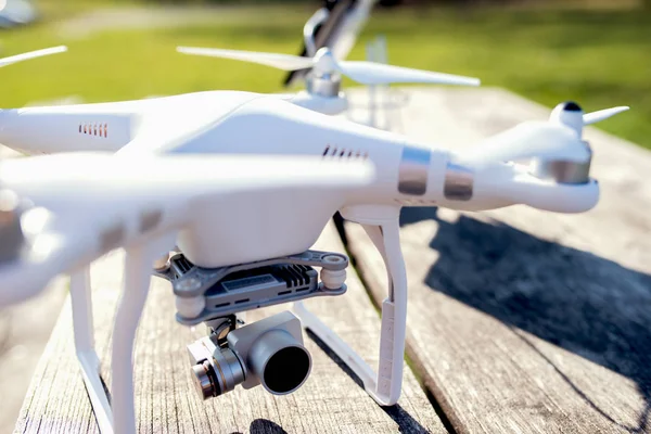 Drone aéreo em pé sobre mesa de madeira — Fotografia de Stock