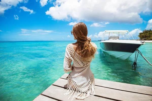 Bella giovane donna in vacanza estiva — Foto Stock