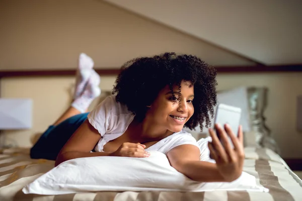 Afro americano mulher tomando selfie — Fotografia de Stock