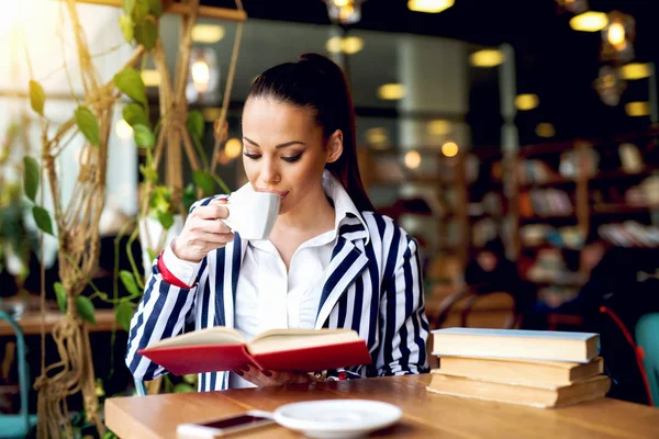 Woman reading book in cafe — Stock Photo, Image