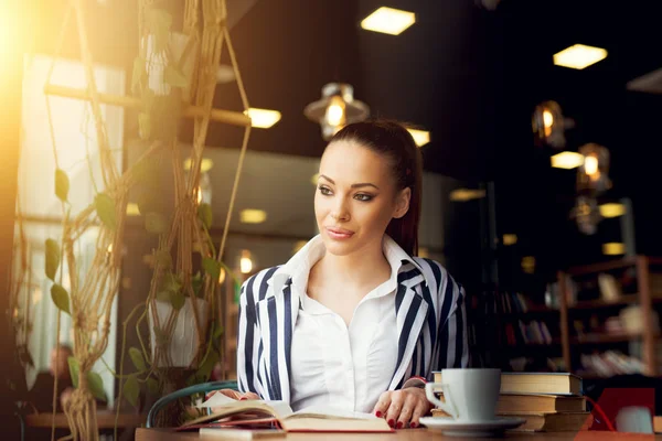 Mulher leitura livro no café — Fotografia de Stock