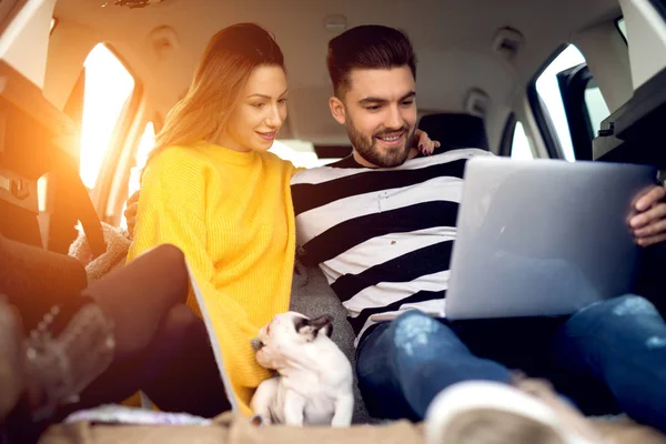 Casal e seu filhote relaxante — Fotografia de Stock