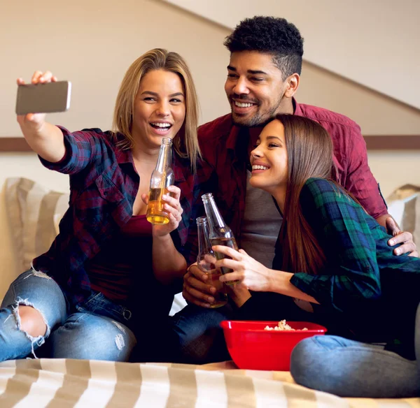 Amigos tomando selfie — Foto de Stock