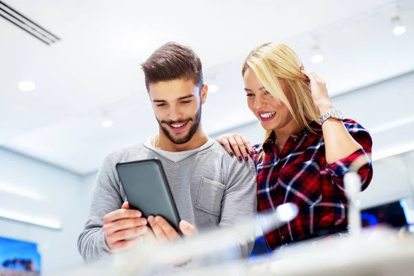 Pareja en tienda de técnicas — Foto de Stock