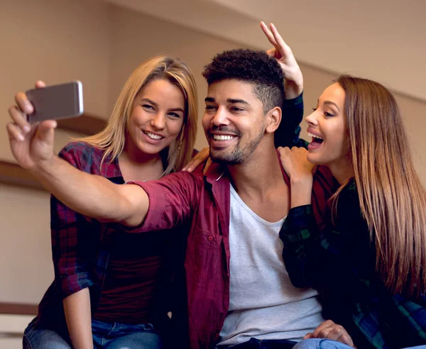 Amigos tomando selfie — Foto de Stock