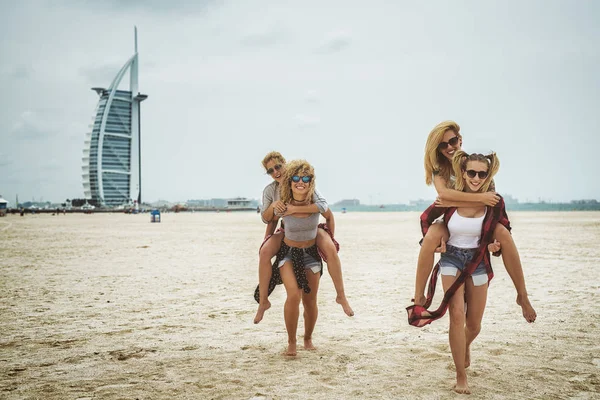 妇女在海滩上玩耍 — 图库照片