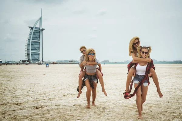 Mujeres divirtiéndose en la playa — Foto de Stock