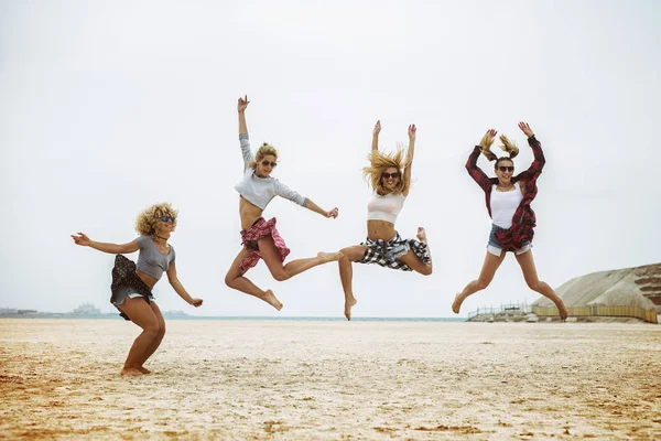 Kvinnor ha kul på stranden — Stockfoto