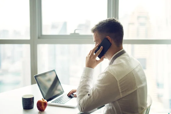 Homme d'affaires travaillant avec un ordinateur portable — Photo