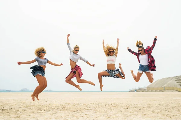 Mujeres divirtiéndose en la playa — Foto de Stock