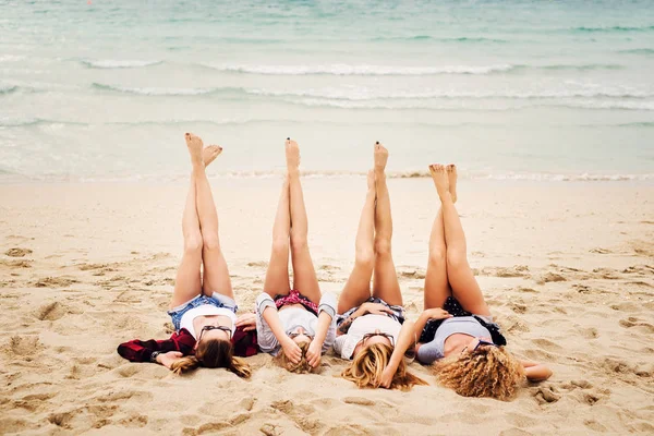 Ženy, které baví na pláži — Stock fotografie