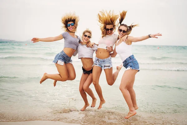 Női szórakozás a strandon — Stock Fotó