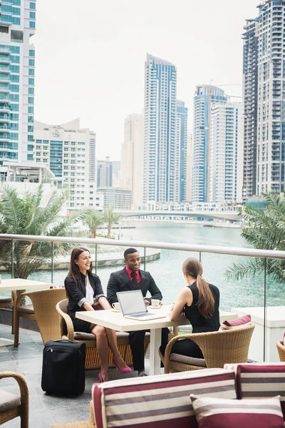 Empresários que se reúnem em restaurante — Fotografia de Stock
