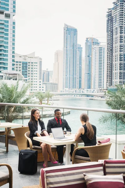 Des hommes d'affaires se réunissant au restaurant — Photo