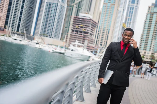 African-american businessman with smartphone — Stock Photo, Image