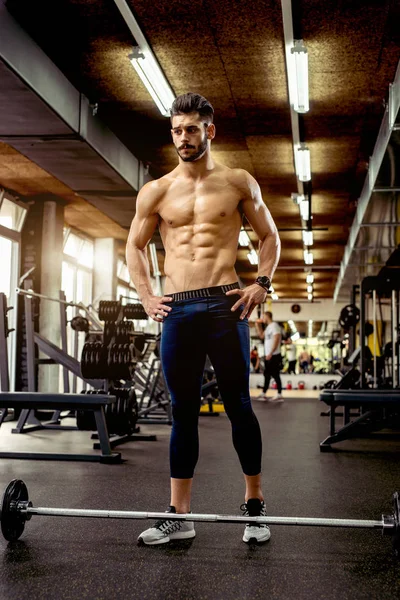 Homem muscular exercitando-se no ginásio — Fotografia de Stock