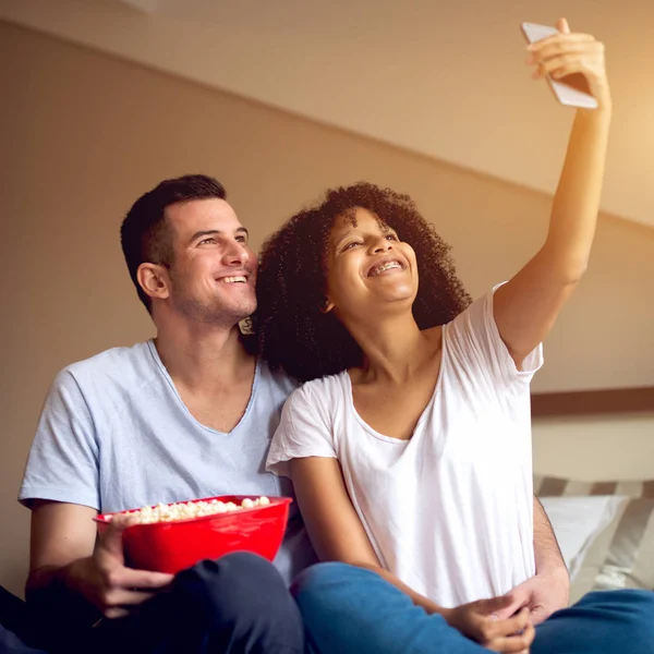 Çok ırklı çift alarak selfie — Stok fotoğraf