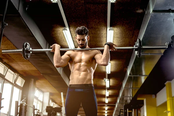 Muskulös man träna på gym — Stockfoto