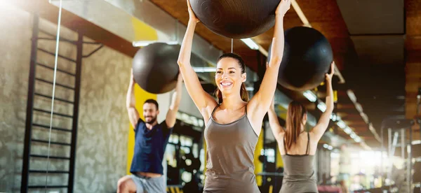 Pareja joven haciendo ejercicio en el gimnasio — Foto de Stock