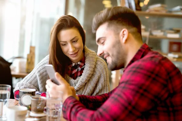 Pareja con smartphone en el restaurante — Foto de Stock