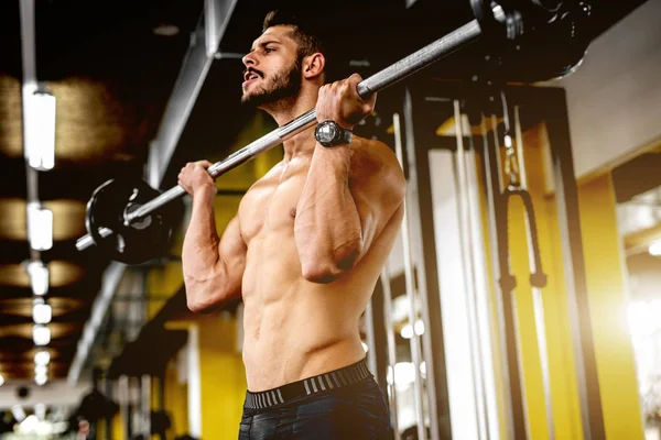 Musculoso hombre haciendo ejercicio en el gimnasio — Foto de Stock